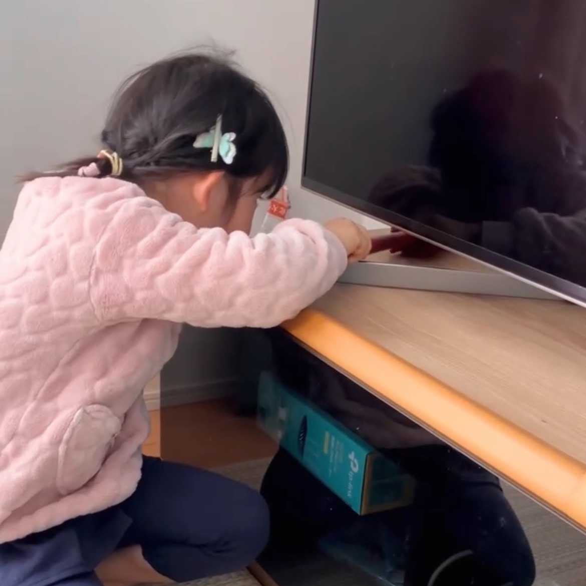 ホコリをしっかり確認しながらキッズモップでお掃除