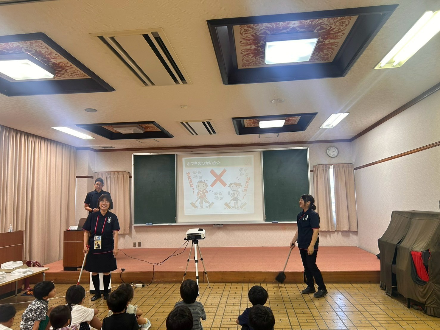 ほうきの上手な使い方　ダメな使い方を見てもらいました