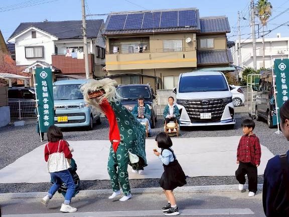 獅子舞と舞う子ども達