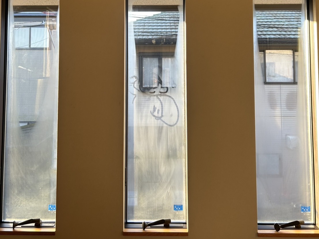 ブラインドを空けると真っ白！外の寒さがうかがえます