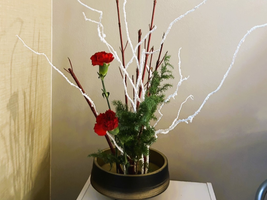 お掃除の後はお正月のお花を飾って（これはクリスマスですが）癒やされましょう